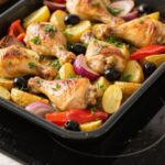 Voici notre version du Greek Sheet Pan Chicken, un plat simple mais plein de soleil. Rôti au four avec des légumes méditerranéens, le tout bien doré et parfumé aux herbes grecques. Idéal pour un dîner familial sans stress… et sans vaisselle !